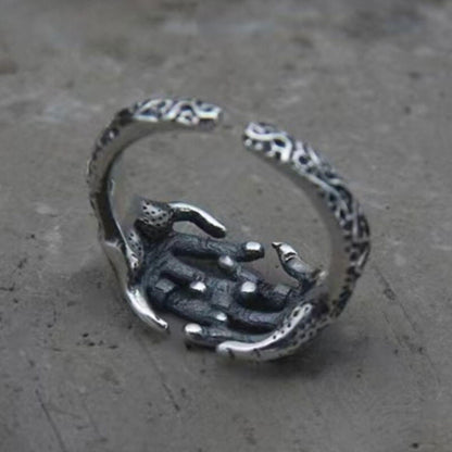 Retro Men's Skeleton Hand Ring