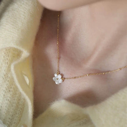 Women's White Shell Daisy Blossom Necklace