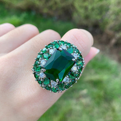 Luxurious Fugitive Forest Princess Solitaire Diamond Simulated Emerald Cluster Inlaid Green Nano Color Treasure Ring