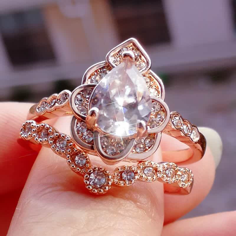 2Pcs Golden Teardrop Shaped Petals Ring Set