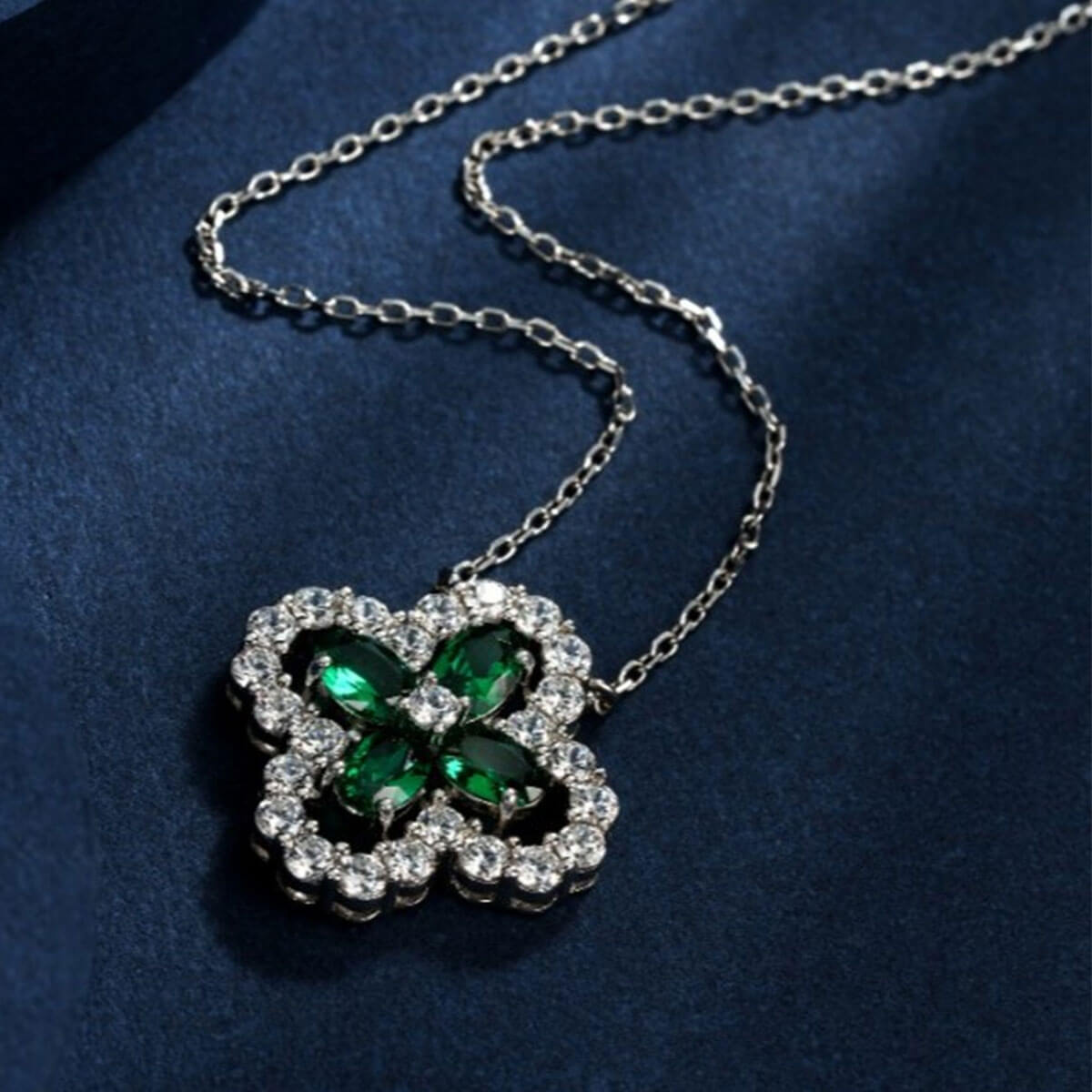 Hollow Four-leaf Clover Emerald Chain