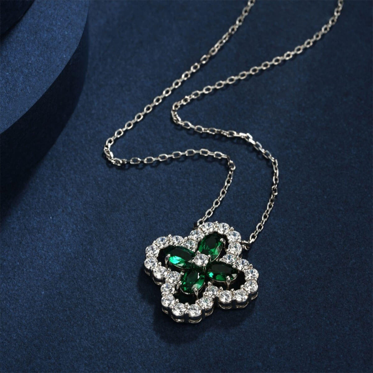 Hollow Four-leaf Clover Emerald Chain