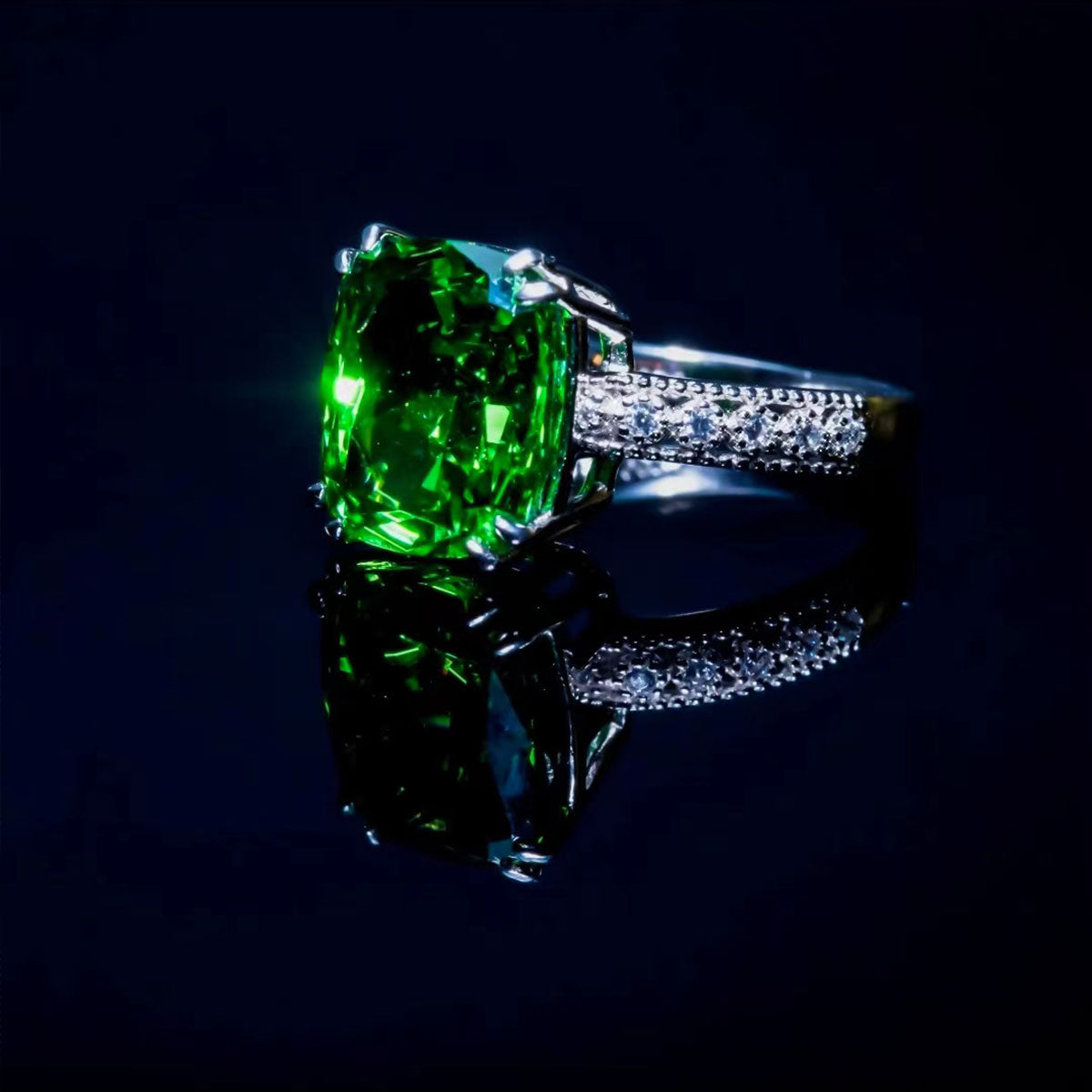 White Gold Bezel Setting Green Gem Retro Ring