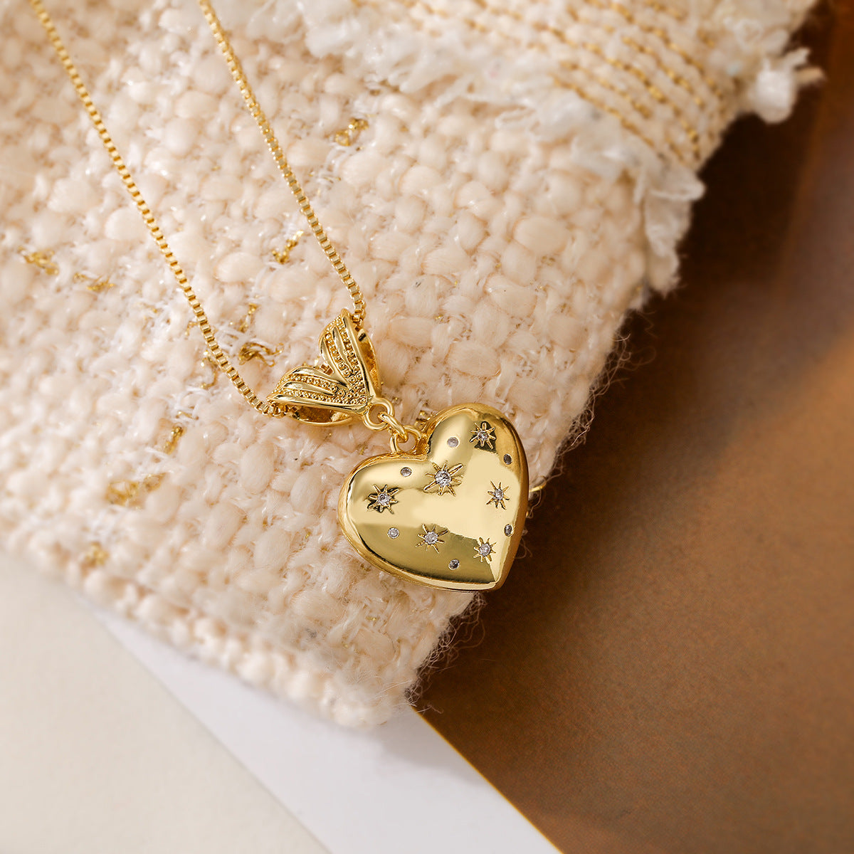 Unique Design Heart Pendant Necklace