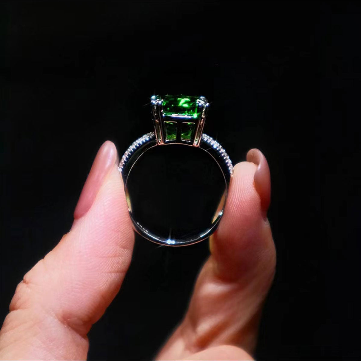 White Gold Bezel Setting Green Gem Retro Ring