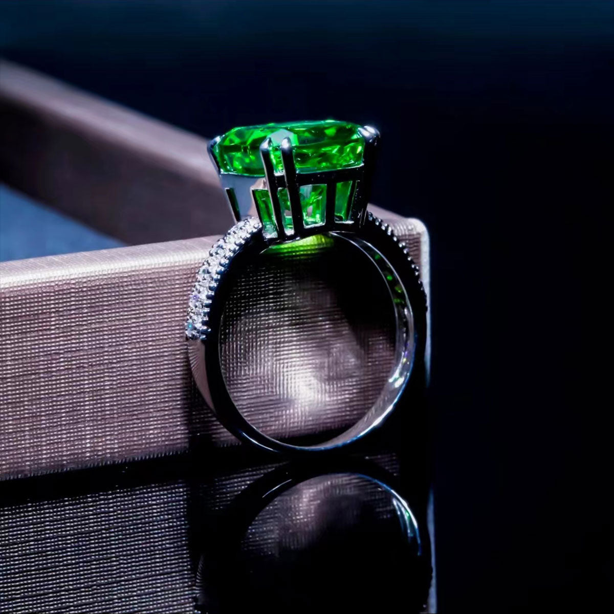 White Gold Bezel Setting Green Gem Retro Ring